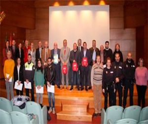 La Caja Rural dona a la Policía Local de Alhama un desfibrilador portátil