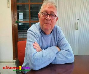 Enrique Moratalla, agarrado al mástil de la guitarra