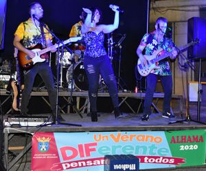 La gente sigue participando de la música en vivo