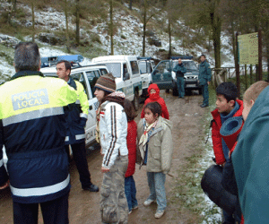Dos grupos de boy-scouts, evacuados de la zona de acampada de la Alcauca