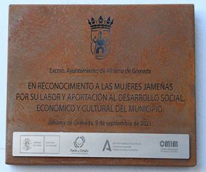 El Ayuntamiento de Alhama coloca una placa en reconocimiento a las mujeres alhameñas