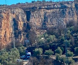Cae con su coche por un tajo de 50 metros de altura y los Bomberos de Alhama lo rescatan con vida