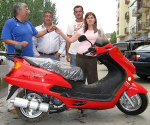La UD Alhameña entregó la moto sorteada
