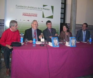 El periodista alhameño Antonio Ramos presentó su nueva publicación "Entre iguales: Un rey y un periodista"