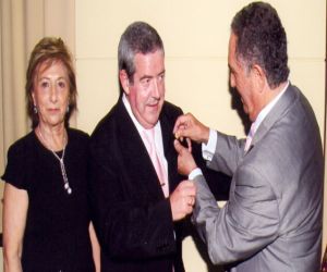 Andrés García Maldonado escudo de oro de la Asociación Española contra el Cáncer