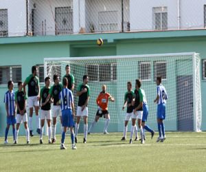 La UD Alhameña empata en Vegas del Genil, y tiene que suspender el partido aplazado, también por el estado del campo de la Joya