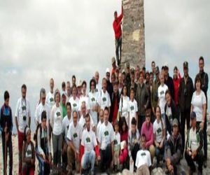 Coronan La Maroma para celebrar el aniversario del Parque Natural