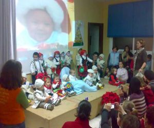 La escuela infantil municipal cierra el año con villancicos y bailes