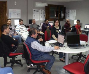 Los alumnos del curso de electricista se aplican en la tecnología