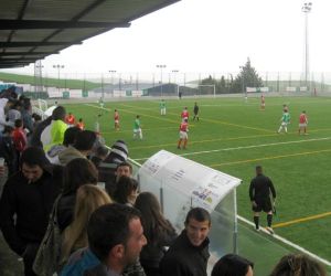 Partido pasado por agua y jarrón de agua fría