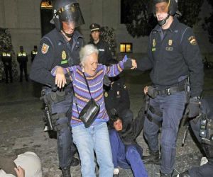 Una imagen del alhameño Miguel Ángel Molina se convierte en emblema de la #spanishrevolution