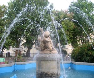 Atentado contra el patrimonio alhameño, el cisne del paseo decapitado