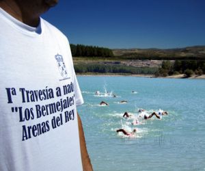 Más de 70 nadadores participan en la primera travesía de los Bermejales