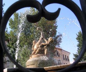 Historia de la fuente y de la denominación “Del Cisne” del paseo