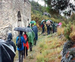Senderistas de Jayena caminando bajo la lluvia, por caminos de arrieros