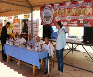 El I Encuentro Gastronómico de las Comarcas de Alhama y la Axarquía malagueña deja un buen sabor de boca entre los participantes