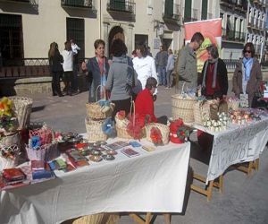 Primer día de mercadillo de segunda mano y productos de artesanía