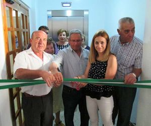 La asociación de pensionistas de Jayena inaugura su ascensor donado por el periodista Eduardo San Martin 