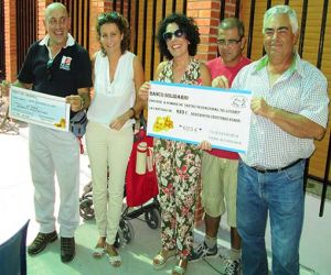 El centro ocupacional “El Lucero” recibe la aportación solidaria del Club Senderista Navachica de Jayena