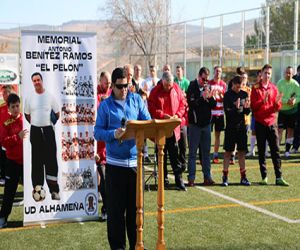 Compañeros, amigos y familiares rinden un merecido homenaje al que fuera jugador y entrenador de la U.D. Alhameña, Antonio Benítez ‘El Pelón’