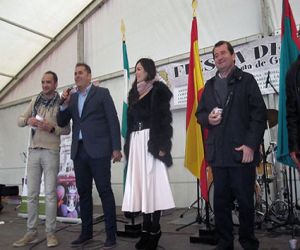 IV Fiesta del Vino: Carolina Martín pasó la bota a José Ramón Sandoval