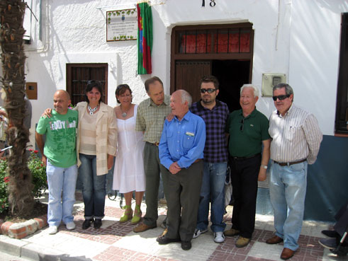 Autoridades, amigos y representantes de Alherba con Alfonso Olivares