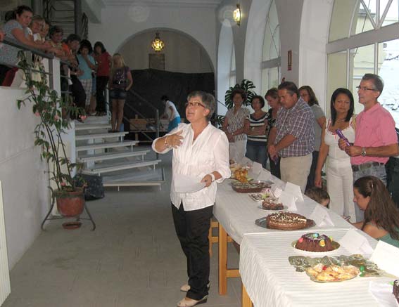  Carmelina Gálvez da paso a los asistentes para que degusten los platos presetnados tras el concurso 