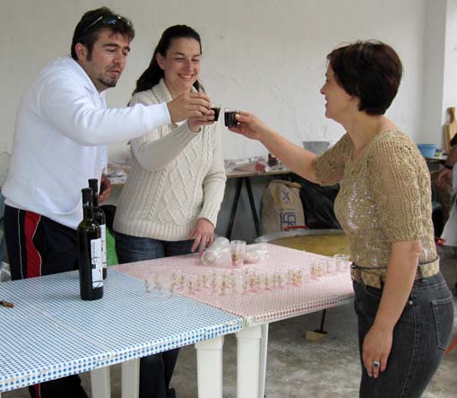  El concejal de fiestas, la teniente de alcalde y la alcaldesa pedánea, brindando por la fiesta con vino Aranzada 