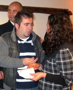  Javi M. Castañeda, en nombre del Pitorreo, le entrega la recaudación a Mónica 