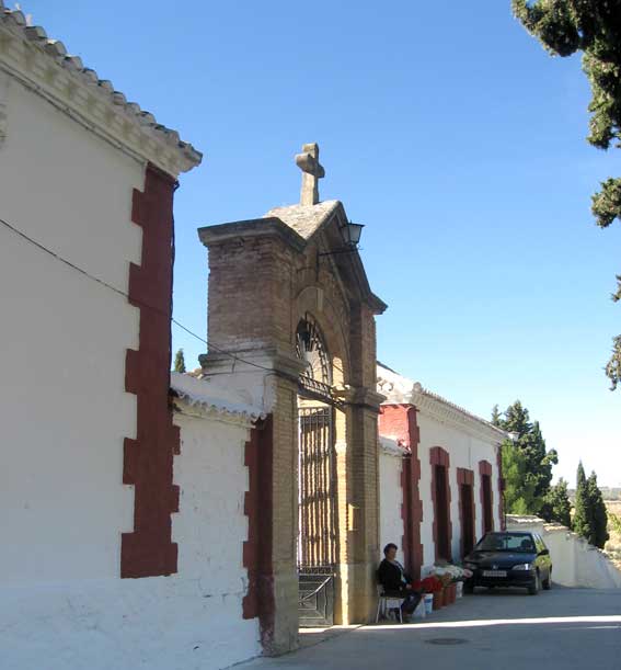  Puesto de flores a la puerta del cementerio alhameño 