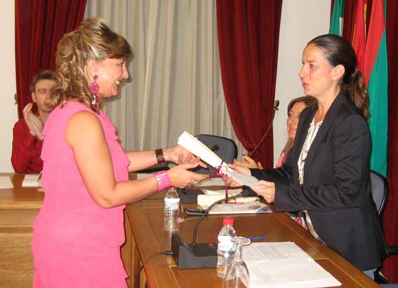  Mari Carmen Vavarro Ruiz, recoge el primer premio de poesía 