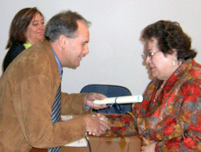 El alcalde de Alhama entrega el premio a Adelina