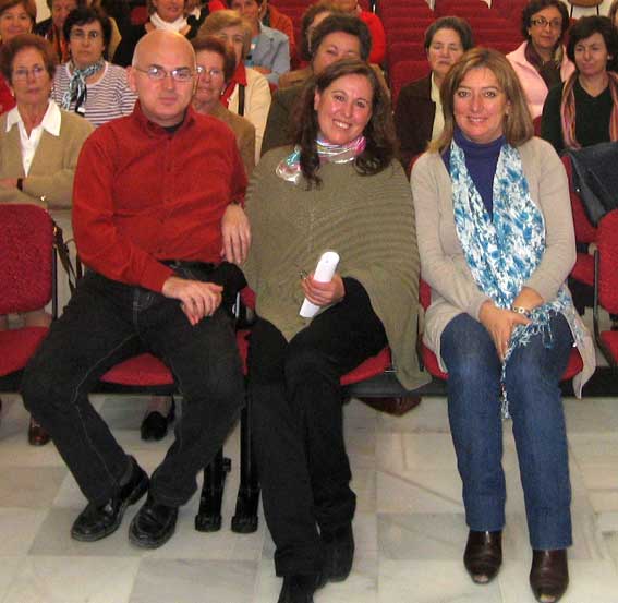  La escritora Ángela Castillo junto a la bibliotecaria de Alhama, Mari Paz García Prados, acompañadas por el club de lectores  