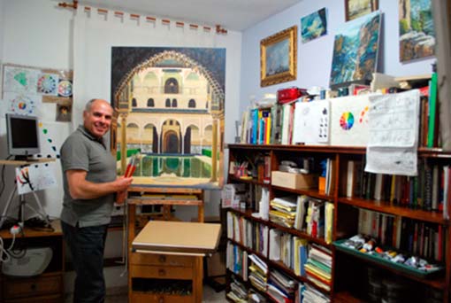 El pintor alhameño en su estudio granadino 