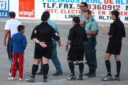 El árbitro salió escoltado por la Guardia Civil, debido a las continuas amenazas que recibía por parte de los aficionados del Kamelamos y del propio entrenador del equipo, quien fue expulsado a los veinte minutos de juego