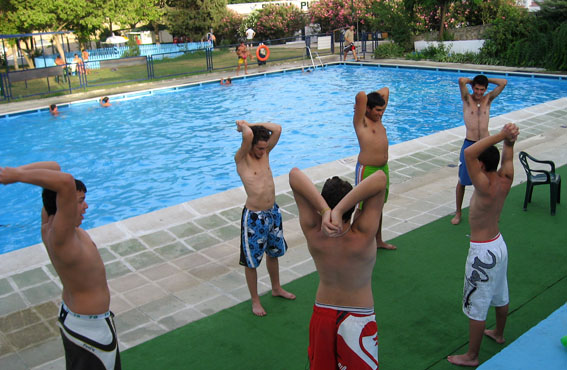 Entrenamiento del equipo de baloncesto en la piscina 