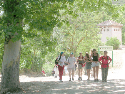 Un grupo de senderista llega a La Resinera
