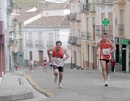 Los atletas realizan el último esfuerzo en la subida de la calle Fuerte