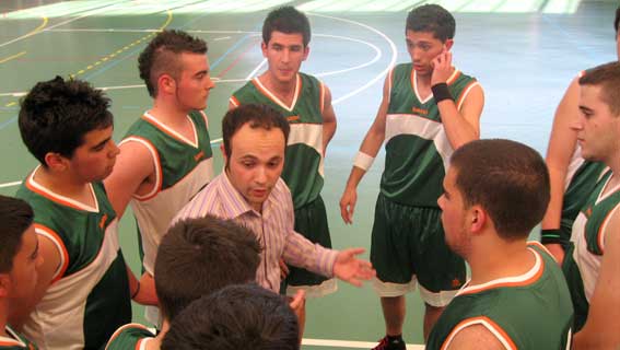  El entrenador Raúl Gálvez da instrucciones a sus jugadores 