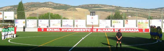  El partido comenzó con un minuto de silencia por la Muerte de Hatiha el Khatiri, madre de Amín, jugador de la UD Alhameña Juvenil 