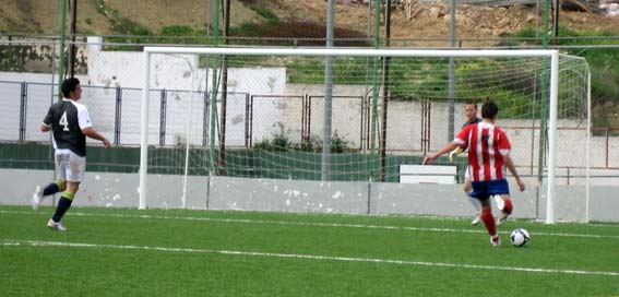  Tanto el primer como el tercer gol fueron marcados por el número 7 de Otura, el alhameño Pablo Sánchez Avivar que milita en el Otura 