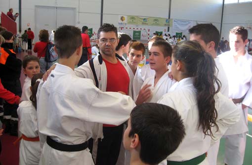  Antonio Mateo da los últimos consejos a los participantes de la Comarca poco antes de comenzar el campeonato 