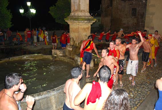  La Pila de la Carrarera que forma parte de otros triunfos de los alhameños, fue protagonista en esta calurosa y festiva noche  