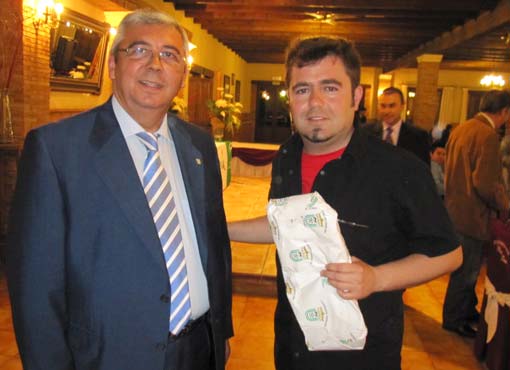  El presidente de la Federación Andaluza de Fútbol, Miguel Sarria Lucena, con el concejal de Deportes, Javier Molina Castañeda 