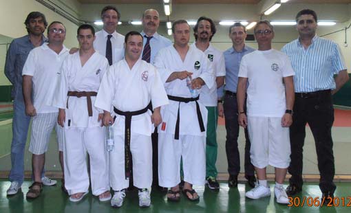  Eduardo Luna y su entrenador, Carlos Samper, en el centro, con el escudo andaluz 