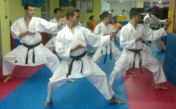 Entrenando con el grupo de karatecas