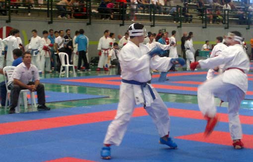 Manuel Miranda compitiendo (a la derecha), sería medalla de bronce