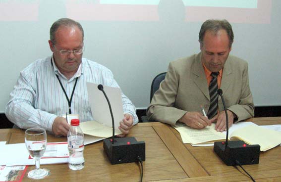  Junto al director general de I2BC, Julio Lorca (izq.),  firma los convenios, el alcalde de Alhama como tal y como presidente de Municipios Termales 