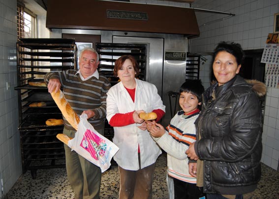  Vendiendo una de sus últimas barras de pan 