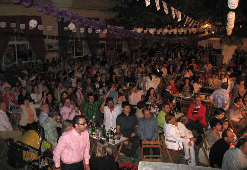  Un patio del Carmen y un público entregado a la música / PULSA PARA AMPLIAR  